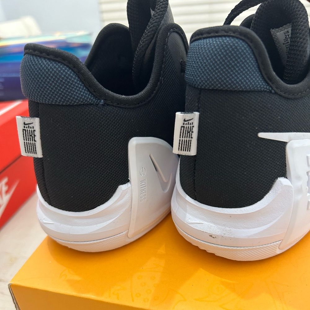 Lebron Witness VI (PS) boys Nike size 2 shoes